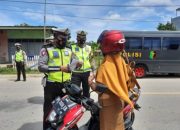 Hari Pertama Operasi Zebra Tinombala, Sat Lantas Polres Tolitoli Bagikan Brosur dan Tempel Stiker