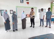 Motivasi SiswaTingkatkan Budaya Baca, Bhabinkamtibmas Polsek Momunu Bagikan Buku