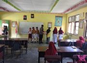 Kunjungi Sekolah, Polsek Bokat Bagikan Buku Tentang Tupoksi Polri