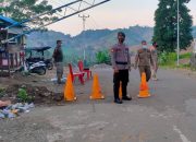 Personel Gabungan TNI Polri dan Tim Gugus Tugas Siaga di Pos Covid-19