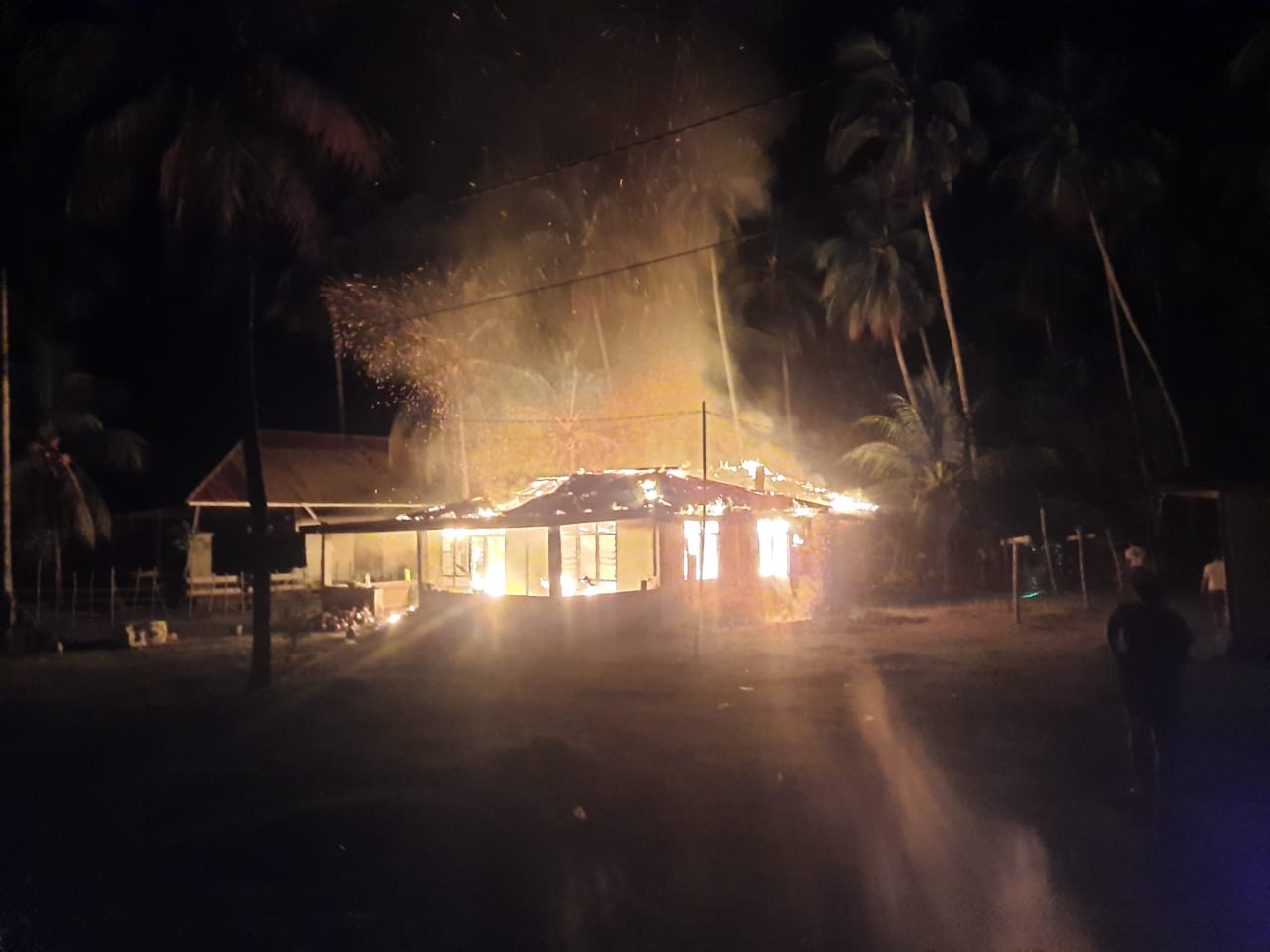 Rumah Warga Kelurahan Sawa Ludes Dilalap Si Jago Merah