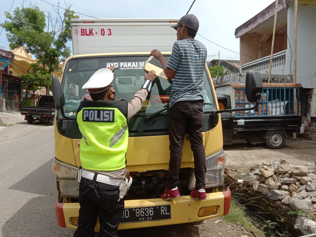 Sat Lantas Polres Sinjai Pasang Stiker Ayo Pakai Masker di Kendaraan Umum