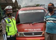 Sat Lantas Polres Sinjai Pasang Stiker Ayo Pakai Masker di Kendaraan Umum