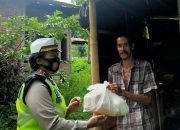 Satuan Lalulintas Polres Takalar Berbagi Sembako kepada Warga Pra Mampu