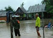 Puluhan Rumah di Galesong Terdampak Banjir, Babinsa Sigap Bantu Warga Pindahkan Barang