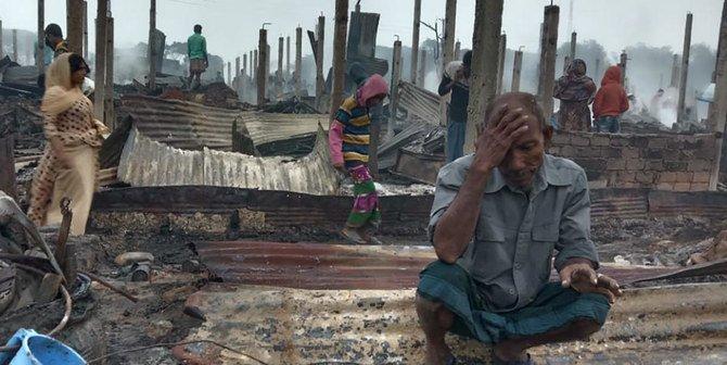 Api menghancurkan ratusan rumah di kamp pengungsi Rohingya