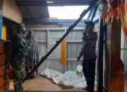 Babinsa Terjun Langsung Bantu Warga Yang Rumahnya Terkena Dampak Angin Kencang