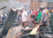 Babinsa Turun Kelokasi Bantu Korban Kebakaran di Canrego