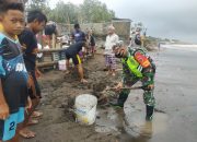 Kompak, Babinsa dan Bhabinkamtibmas Bantu Warga Pesisir Buat Tanggul Penahan Ombak