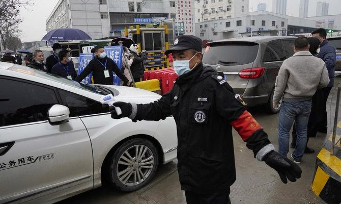 WUHAN: Sebuah tim ahli WHO yang menyelidiki asal-usul Covid-19 pada hari Minggu pergi ke pasar di Wuhan di mana salah satu kelompok infeksi pertama yang dilaporkan muncul lebih dari setahun yang lalu, dengan satu anggota men-tweet kunjungan itu "penting" untuk memahami virus. Anggota kelompok itu tiba di pasar makanan laut Huanan - yang telah ditutup sejak Januari tahun lalu - mengemudi ke tempat yang dibarikade karena penjaga dengan cepat memblokir orang lain untuk masuk, menurut wartawan AFP di tempat kejadian. Misi tersebut, yang ditunda oleh China dan dibebani oleh beban politik, memiliki kewenangan untuk mengeksplorasi bagaimana virus berpindah dari hewan ke manusia. Tetapi dengan elemen kerja lapangan dalam tahap awal, para pejabat Organisasi Kesehatan Dunia telah mengecilkan harapan untuk menemukan sumber virus yang telah menewaskan lebih dari dua juta orang dan menghancurkan ekonomi global. Pada hari Minggu, tim WHO mengunjungi pasar Huanan dan pasar grosir lainnya, sebagai bagian dari perjalanan yang telah direncanakan dan diawasi secara ketat oleh otoritas China. Anggota tim Peter Daszak menggambarkan tur di Twitter sebagai "kunjungan situs yang sangat penting", menambahkan bahwa tim telah "bertemu dengan staf kunci di kedua pasar dan mengajukan pertanyaan untuk membantu lebih memahami faktor-faktor yang terlibat dalam munculnya COVID". Terlepas dari kenyataan bahwa lebih dari setahun telah berlalu sejak wabah di sana, Daszak mengatakan berbicara dengan staf dan melihat tata letak pasar Huanan "sangat informatif". Kunjungan itu "penting bagi tim gabungan kami untuk memahami epidemiologi COVID karena mulai menyebar pada akhir 2019", katanya dalam tweet lain. Para ahli tidak menjawab pertanyaan, dan salah satu anggota tim mengangkat bahu dan menggulung jendela mobil ketika ditanya tentang ekspektasi kunjungannya. Staf keamanan menyuruh wartawan di luar untuk pergi dan mengguncang tangga tinggi tempat seorang fotografer duduk agar bisa dilihat dengan lebih baik. Kemudian, sebagai tanggapan atas teriakan pertanyaan tentang apakah para ahli puas dengan akses, seorang anggota misi mengacungkan jempol. Awal pekan ini, outlet media pemerintah Global Times menerbitkan sebuah laporan yang meremehkan pentingnya Huanan sebagai episentrum awal virus, mengklaim "penyelidikan selanjutnya" menunjukkan bahwa pasar bukanlah sumber wabah. Pada hari Minggu, tabloid tersebut menyatakan bahwa "kemungkinan bahwa virus korona ditularkan dari produk rantai dingin ke Wuhan, atau lebih khusus lagi, ke pasar basah Huanan ... tidak dapat dikesampingkan". Pejabat China mengidentifikasi hewan liar yang dijual di pasar sebagai kemungkinan sumber wabah pada tahap awal pandemi, menekan perdagangan hewan eksotis sebagai tanggapan. Daftar harga yang dikeluarkan oleh seorang pedagang di emporium, yang diedarkan secara online, menunjukkan berbagai satwa liar eksotis yang tersedia termasuk musang, ular, dan bahkan anak serigala hidup. Namun, baru-baru ini, media pemerintah telah memberikan dukungan di balik anggapan bahwa virus itu mungkin berasal dari tempat lain, dengan kebangkitan infeksi lokal yang disalahkan pada impor. Otoritas China tanpa henti mendorong narasi positif tentang kepahlawanan dan tindakan tegas dalam perjuangan mereka melawan virus korona yang telah mendorong pemulihan ekonomi dan menekan kematian menjadi 4.636. Pada hari Sabtu, rencana perjalanan para ahli WHO termasuk pameran propaganda di Wuhan memuji tanggap darurat otoritas kesehatan kota dalam wabah dan penyusunan krisis oleh pemimpin China Xi Jinping. China telah menghadapi kritik di dalam dan luar negeri karena mengecilkan wabah awal dan menyembunyikan informasi ketika pertama kali muncul di Wuhan pada Desember 2019. Rincian rencana perjalanan tim WHO tetap tipis, dengan media internasional tetap menjaga jarak - satu-satunya pandangan sekilas dari perjalanan tersebut datang melalui tweet positif secara luas oleh beberapa anggota tim ahli. China terus mengambil tindakan tegas terhadap lonjakan infeksi baru-baru ini, dengan 12 pejabat di kota Harbin timur laut baru-baru ini dihukum karena melalaikan tugas setelah serangkaian kasus di sebuah perusahaan pengolahan makanan.