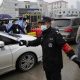 WUHAN: Sebuah tim ahli WHO yang menyelidiki asal-usul Covid-19 pada hari Minggu pergi ke pasar di Wuhan di mana salah satu kelompok infeksi pertama yang dilaporkan muncul lebih dari setahun yang lalu, dengan satu anggota men-tweet kunjungan itu "penting" untuk memahami virus. Anggota kelompok itu tiba di pasar makanan laut Huanan - yang telah ditutup sejak Januari tahun lalu - mengemudi ke tempat yang dibarikade karena penjaga dengan cepat memblokir orang lain untuk masuk, menurut wartawan AFP di tempat kejadian. Misi tersebut, yang ditunda oleh China dan dibebani oleh beban politik, memiliki kewenangan untuk mengeksplorasi bagaimana virus berpindah dari hewan ke manusia. Tetapi dengan elemen kerja lapangan dalam tahap awal, para pejabat Organisasi Kesehatan Dunia telah mengecilkan harapan untuk menemukan sumber virus yang telah menewaskan lebih dari dua juta orang dan menghancurkan ekonomi global. Pada hari Minggu, tim WHO mengunjungi pasar Huanan dan pasar grosir lainnya, sebagai bagian dari perjalanan yang telah direncanakan dan diawasi secara ketat oleh otoritas China. Anggota tim Peter Daszak menggambarkan tur di Twitter sebagai "kunjungan situs yang sangat penting", menambahkan bahwa tim telah "bertemu dengan staf kunci di kedua pasar dan mengajukan pertanyaan untuk membantu lebih memahami faktor-faktor yang terlibat dalam munculnya COVID". Terlepas dari kenyataan bahwa lebih dari setahun telah berlalu sejak wabah di sana, Daszak mengatakan berbicara dengan staf dan melihat tata letak pasar Huanan "sangat informatif". Kunjungan itu "penting bagi tim gabungan kami untuk memahami epidemiologi COVID karena mulai menyebar pada akhir 2019", katanya dalam tweet lain. Para ahli tidak menjawab pertanyaan, dan salah satu anggota tim mengangkat bahu dan menggulung jendela mobil ketika ditanya tentang ekspektasi kunjungannya. Staf keamanan menyuruh wartawan di luar untuk pergi dan mengguncang tangga tinggi tempat seorang fotografer duduk agar bisa dilihat dengan lebih baik. Kemudian, sebagai tanggapan atas teriakan pertanyaan tentang apakah para ahli puas dengan akses, seorang anggota misi mengacungkan jempol. Awal pekan ini, outlet media pemerintah Global Times menerbitkan sebuah laporan yang meremehkan pentingnya Huanan sebagai episentrum awal virus, mengklaim "penyelidikan selanjutnya" menunjukkan bahwa pasar bukanlah sumber wabah. Pada hari Minggu, tabloid tersebut menyatakan bahwa "kemungkinan bahwa virus korona ditularkan dari produk rantai dingin ke Wuhan, atau lebih khusus lagi, ke pasar basah Huanan ... tidak dapat dikesampingkan". Pejabat China mengidentifikasi hewan liar yang dijual di pasar sebagai kemungkinan sumber wabah pada tahap awal pandemi, menekan perdagangan hewan eksotis sebagai tanggapan. Daftar harga yang dikeluarkan oleh seorang pedagang di emporium, yang diedarkan secara online, menunjukkan berbagai satwa liar eksotis yang tersedia termasuk musang, ular, dan bahkan anak serigala hidup. Namun, baru-baru ini, media pemerintah telah memberikan dukungan di balik anggapan bahwa virus itu mungkin berasal dari tempat lain, dengan kebangkitan infeksi lokal yang disalahkan pada impor. Otoritas China tanpa henti mendorong narasi positif tentang kepahlawanan dan tindakan tegas dalam perjuangan mereka melawan virus korona yang telah mendorong pemulihan ekonomi dan menekan kematian menjadi 4.636. Pada hari Sabtu, rencana perjalanan para ahli WHO termasuk pameran propaganda di Wuhan memuji tanggap darurat otoritas kesehatan kota dalam wabah dan penyusunan krisis oleh pemimpin China Xi Jinping. China telah menghadapi kritik di dalam dan luar negeri karena mengecilkan wabah awal dan menyembunyikan informasi ketika pertama kali muncul di Wuhan pada Desember 2019. Rincian rencana perjalanan tim WHO tetap tipis, dengan media internasional tetap menjaga jarak - satu-satunya pandangan sekilas dari perjalanan tersebut datang melalui tweet positif secara luas oleh beberapa anggota tim ahli. China terus mengambil tindakan tegas terhadap lonjakan infeksi baru-baru ini, dengan 12 pejabat di kota Harbin timur laut baru-baru ini dihukum karena melalaikan tugas setelah serangkaian kasus di sebuah perusahaan pengolahan makanan.