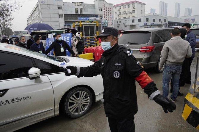 WUHAN: Sebuah tim ahli WHO yang menyelidiki asal-usul Covid-19 pada hari Minggu pergi ke pasar di Wuhan di mana salah satu kelompok infeksi pertama yang dilaporkan muncul lebih dari setahun yang lalu, dengan satu anggota men-tweet kunjungan itu "penting" untuk memahami virus. Anggota kelompok itu tiba di pasar makanan laut Huanan - yang telah ditutup sejak Januari tahun lalu - mengemudi ke tempat yang dibarikade karena penjaga dengan cepat memblokir orang lain untuk masuk, menurut wartawan AFP di tempat kejadian. Misi tersebut, yang ditunda oleh China dan dibebani oleh beban politik, memiliki kewenangan untuk mengeksplorasi bagaimana virus berpindah dari hewan ke manusia. Tetapi dengan elemen kerja lapangan dalam tahap awal, para pejabat Organisasi Kesehatan Dunia telah mengecilkan harapan untuk menemukan sumber virus yang telah menewaskan lebih dari dua juta orang dan menghancurkan ekonomi global. Pada hari Minggu, tim WHO mengunjungi pasar Huanan dan pasar grosir lainnya, sebagai bagian dari perjalanan yang telah direncanakan dan diawasi secara ketat oleh otoritas China. Anggota tim Peter Daszak menggambarkan tur di Twitter sebagai "kunjungan situs yang sangat penting", menambahkan bahwa tim telah "bertemu dengan staf kunci di kedua pasar dan mengajukan pertanyaan untuk membantu lebih memahami faktor-faktor yang terlibat dalam munculnya COVID". Terlepas dari kenyataan bahwa lebih dari setahun telah berlalu sejak wabah di sana, Daszak mengatakan berbicara dengan staf dan melihat tata letak pasar Huanan "sangat informatif". Kunjungan itu "penting bagi tim gabungan kami untuk memahami epidemiologi COVID karena mulai menyebar pada akhir 2019", katanya dalam tweet lain. Para ahli tidak menjawab pertanyaan, dan salah satu anggota tim mengangkat bahu dan menggulung jendela mobil ketika ditanya tentang ekspektasi kunjungannya. Staf keamanan menyuruh wartawan di luar untuk pergi dan mengguncang tangga tinggi tempat seorang fotografer duduk agar bisa dilihat dengan lebih baik. Kemudian, sebagai tanggapan atas teriakan pertanyaan tentang apakah para ahli puas dengan akses, seorang anggota misi mengacungkan jempol. Awal pekan ini, outlet media pemerintah Global Times menerbitkan sebuah laporan yang meremehkan pentingnya Huanan sebagai episentrum awal virus, mengklaim "penyelidikan selanjutnya" menunjukkan bahwa pasar bukanlah sumber wabah. Pada hari Minggu, tabloid tersebut menyatakan bahwa "kemungkinan bahwa virus korona ditularkan dari produk rantai dingin ke Wuhan, atau lebih khusus lagi, ke pasar basah Huanan ... tidak dapat dikesampingkan". Pejabat China mengidentifikasi hewan liar yang dijual di pasar sebagai kemungkinan sumber wabah pada tahap awal pandemi, menekan perdagangan hewan eksotis sebagai tanggapan. Daftar harga yang dikeluarkan oleh seorang pedagang di emporium, yang diedarkan secara online, menunjukkan berbagai satwa liar eksotis yang tersedia termasuk musang, ular, dan bahkan anak serigala hidup. Namun, baru-baru ini, media pemerintah telah memberikan dukungan di balik anggapan bahwa virus itu mungkin berasal dari tempat lain, dengan kebangkitan infeksi lokal yang disalahkan pada impor. Otoritas China tanpa henti mendorong narasi positif tentang kepahlawanan dan tindakan tegas dalam perjuangan mereka melawan virus korona yang telah mendorong pemulihan ekonomi dan menekan kematian menjadi 4.636. Pada hari Sabtu, rencana perjalanan para ahli WHO termasuk pameran propaganda di Wuhan memuji tanggap darurat otoritas kesehatan kota dalam wabah dan penyusunan krisis oleh pemimpin China Xi Jinping. China telah menghadapi kritik di dalam dan luar negeri karena mengecilkan wabah awal dan menyembunyikan informasi ketika pertama kali muncul di Wuhan pada Desember 2019. Rincian rencana perjalanan tim WHO tetap tipis, dengan media internasional tetap menjaga jarak - satu-satunya pandangan sekilas dari perjalanan tersebut datang melalui tweet positif secara luas oleh beberapa anggota tim ahli. China terus mengambil tindakan tegas terhadap lonjakan infeksi baru-baru ini, dengan 12 pejabat di kota Harbin timur laut baru-baru ini dihukum karena melalaikan tugas setelah serangkaian kasus di sebuah perusahaan pengolahan makanan.
