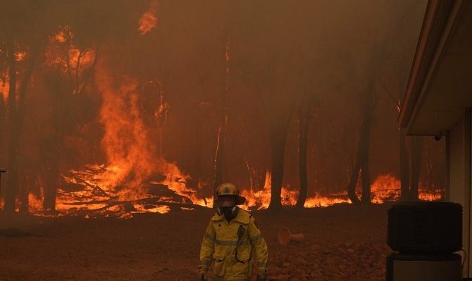 71 rumah hancur saat kebakaran hutan Australia mengamuk di dekat kota Perth yang terkunci