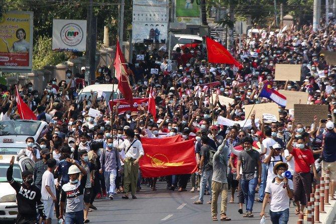 Puluhan ribu orang melakukan unjuk rasa menentang kudeta Myanmar