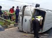 Tabrak Pembatas Jalan, Minibus Terguling Didepan Kantor Bupati Lombok Tengah