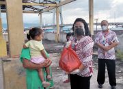 MIS bagikan sembako dan Snack kepada anak-anak binaan Dinding Manado
