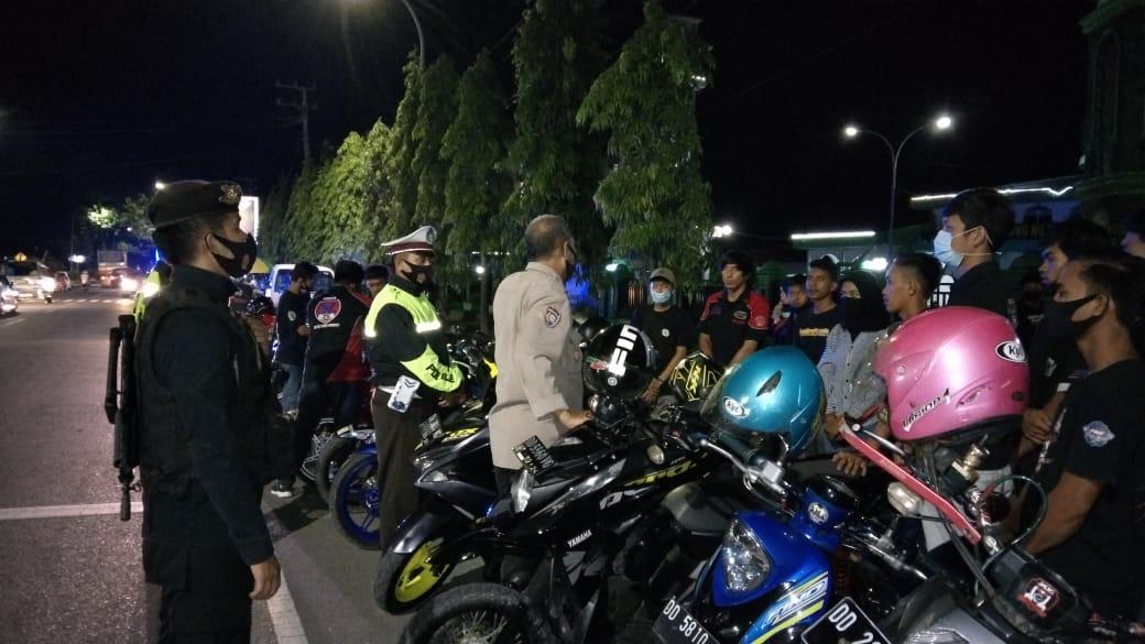Malam Minggu, Pawas Polres Sinjai Pimpin Patroli Dan Pendisiplinan Protokol Kesehatan
