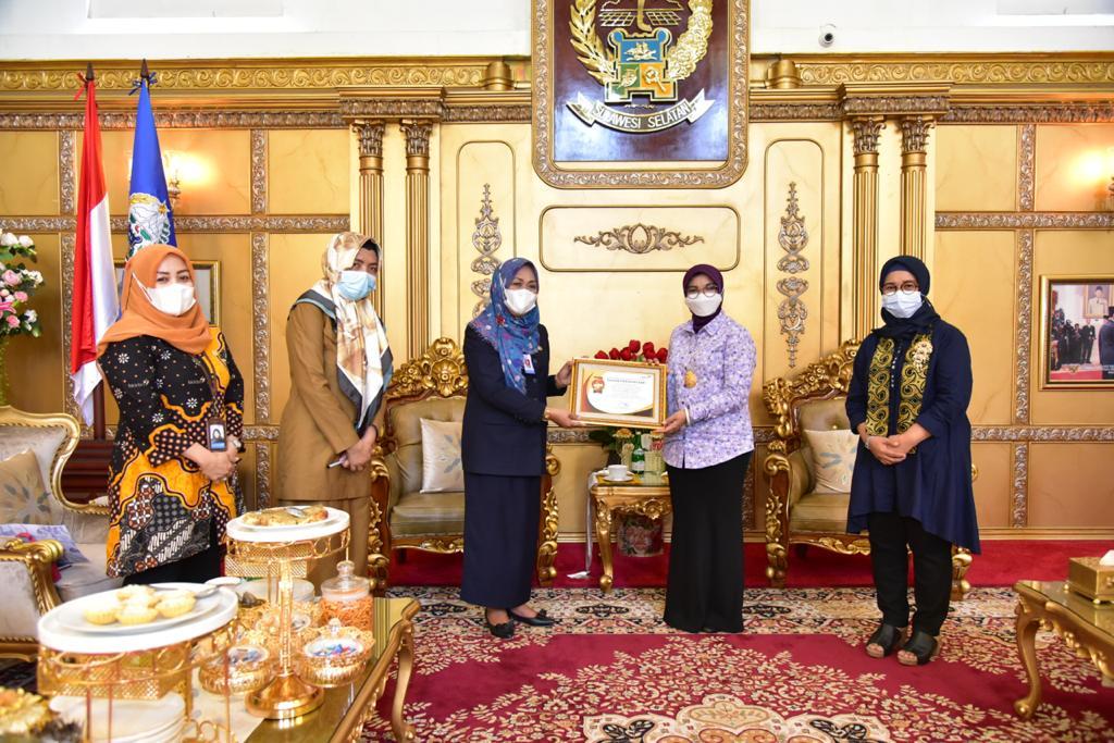 Ketua TP PKK Sulsel Terima Penghagaan dari Kepala BKKBN Pusat atas partisipasinya dalam kegiatan pelayanan KB serentak sejuta akseptor