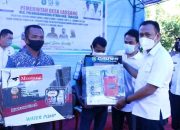 Bangkitkan Ekonomi Lokal dan upaya PEN, Bupati Takalar Bagikan Bantuan ke warga