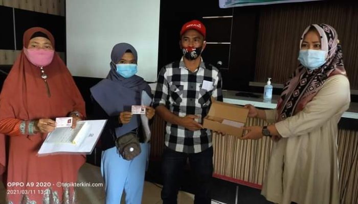 Sosialisasi Pendaftaran Penduduk, DISDUKCAPIL Jeneponto Serahkan 350 Kia Kepada Warga Desa Balang Baru