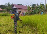 Babinsa Koramil Muara Badak Kodam VI/Mlw, Gotong Royong Bersihkan Posko Desa Sigab Covid-19 Bersama Warga