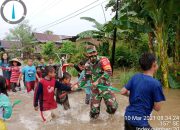 Dampak Banjir, Babinsa Koramil 1426-02/Polsel Bantu Warga Menyebarang Jalan