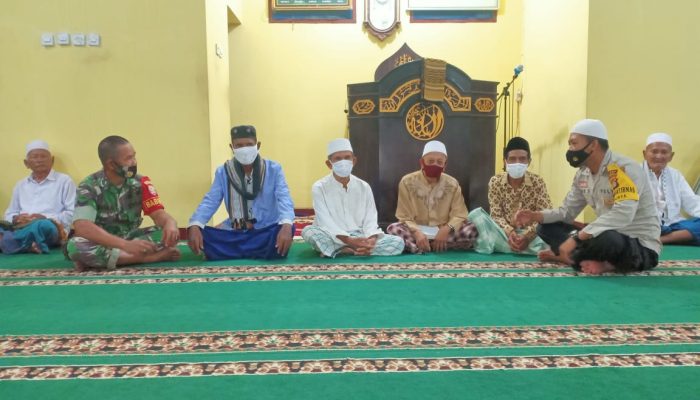 Silaturahmi, Bhabinkamtibmas dan Babinsa Desa Bakajaya Ajak Warga Sholat Berjamaah