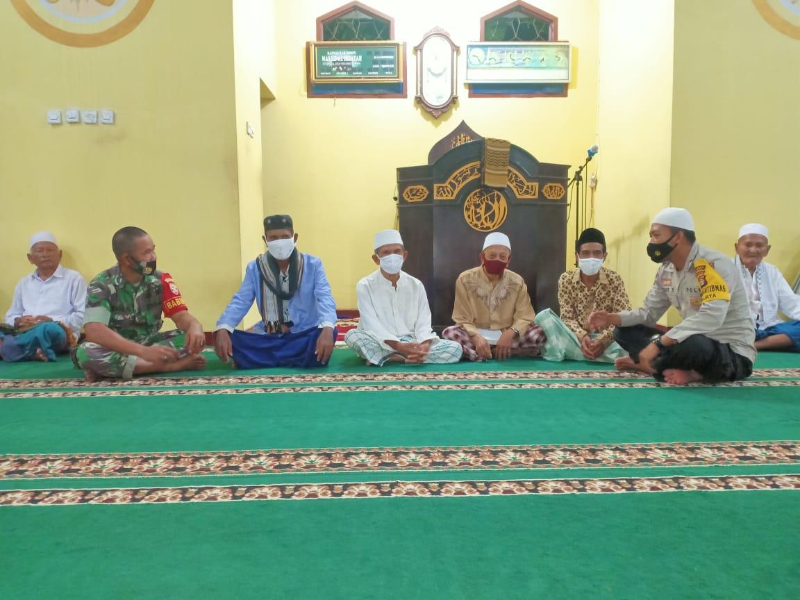 Silaturahmi, Bhabinkamtibmas dan Babinsa Desa Bakajaya Ajak Warga Sholat Berjamaah