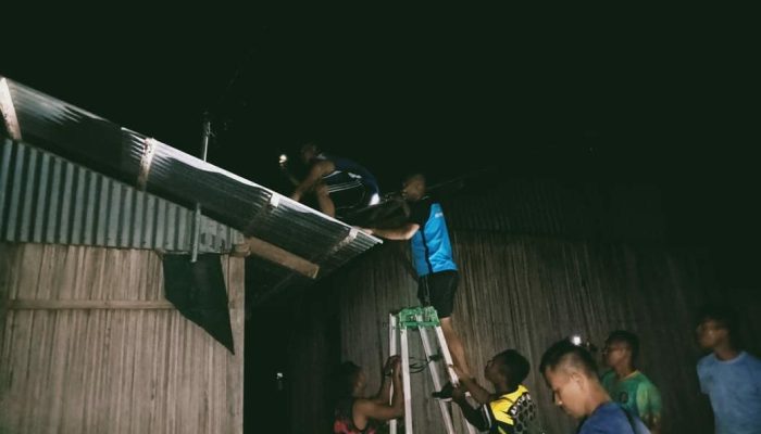 Personel Tonkom Satgas Yonif 742 Bantu Sambung Kabel Listrik Warga yang Putus