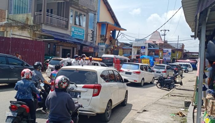Area jalan Langundri Macet, diduga Truk Ekspedisi Rusak ditengah jalan