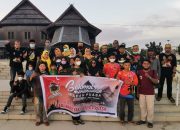 Lembaga Adat Kerajaan Gowa Turun Kejalan Berbagi Takjil di Sekitar Balla Lompoa