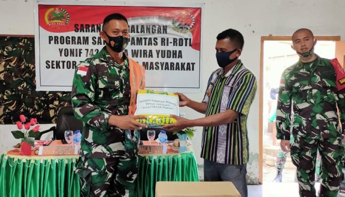 Jalin komunikasi Sosial Dengan Masyarakat Desa Dafala, Dansektor Timur Letkol Bayu Sigit Komsos Serahkan Bantuan Tali Asih