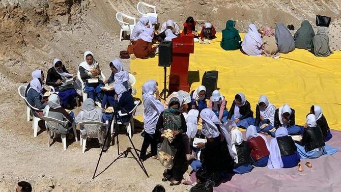 Kekeringan, Penduduk desa Afghanistan mengeluarkan tabungan hidup untuk membangun waduk