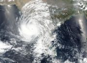 127 Orang hilang setelah kapal tenggelam dalam topan India