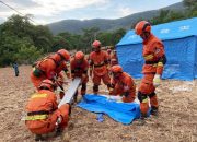 Gempa berkekuatan 7,3 melanda China tengah beberapa jam setelah gempa pertama menewaskan 3 orang di selatan