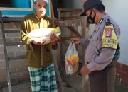 Bantu Warga Terdampak Covid-19, Bhabinkamtibmas Berikan Bantuan Sembako