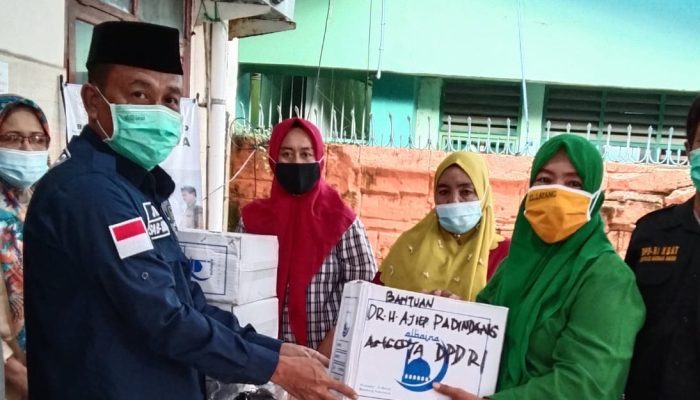 SENATOR AJIEP PADINDANG SUMBANG SARUNG DAN SAJADAH KORBAN KEBAKARAN DI KELURAHAN LAYANG, MAKASSAR