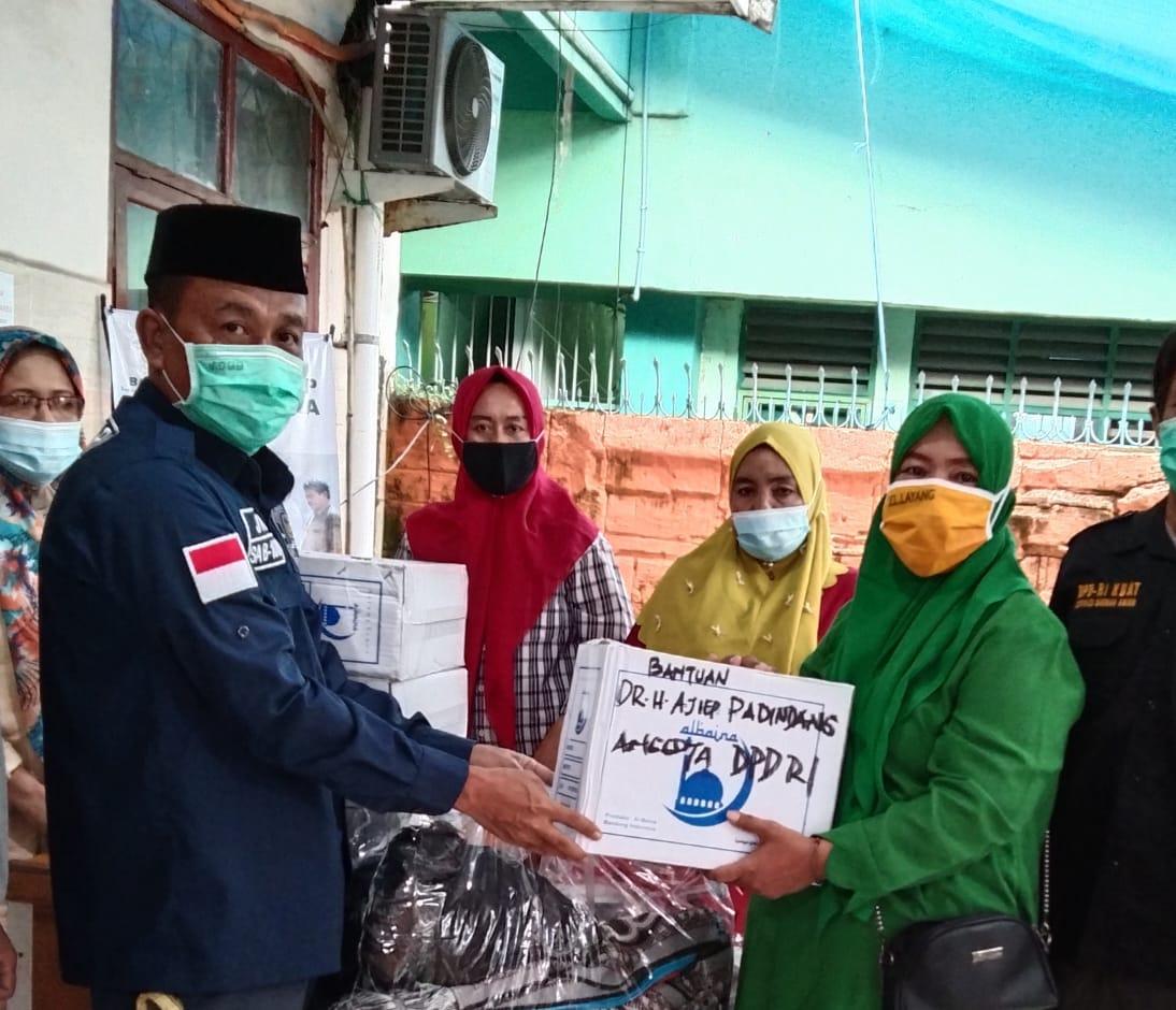 SENATOR AJIEP PADINDANG SUMBANG SARUNG DAN SAJADAH KORBAN KEBAKARAN DI KELURAHAN LAYANG, MAKASSAR