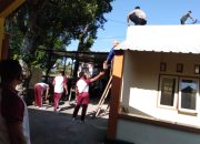 Kapolsek Sakra dan Anggota Gotong Royong Perbaiki Atap Kantor