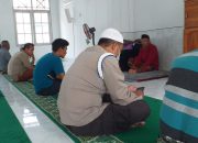 Anggota Polsek Suralaga Ajak Masyarakat Sholat Berjamaah dengan Patuhi Prokes
