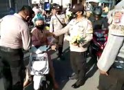 Polsek Kota Selong Gelontorkan  Puluhan Masker Ke Pengguna Jalan