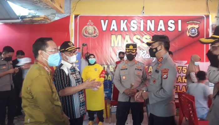 Bupati Konsel bersama Kapolda Sultra Tinjau Langsung Pelaksanaan Vaksinasi Massal