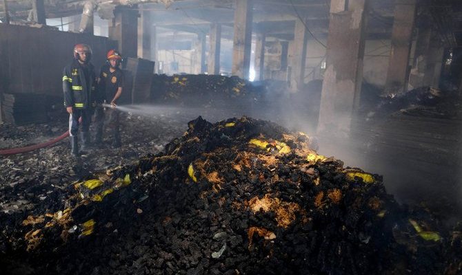 Terkunci saat kebakaran, 52 orang pekerja di pabrik Bangladesh tewas