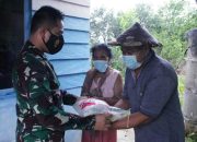 Berkomitmen Ringankan Beban Masyarakat, Yonif 725/Woroagi Bagikan Sembako