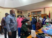 Bupati Tolikara Didampingi Kapolres Meninjau Langsung Pelaksanaan Gerai Vaksinasi Massal