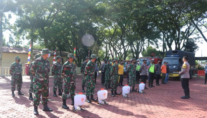 Cegah dan Putus Penyebaran Covid-19, Polres Nias Melakukan Penyemprotan Cairan Disinfektan