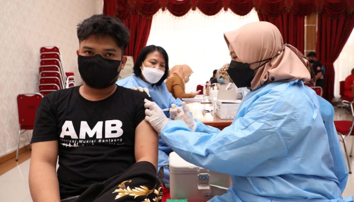 Plt. Gubernur dan Bupati Bantaeng Bersama Launching Sulsel Kebut Vaksinasi