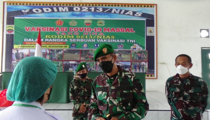 Letkol Inf Martky Jaya Perangin-Angin Dandim 0213/Nias tinjau pelaksanaan vaksinas