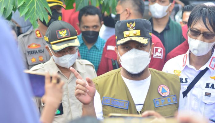 Plt Gubernur Tinajau Lokasi Banjir Di Jeneponto Dan Menyerahkan Bantuan 3,5 Miliar