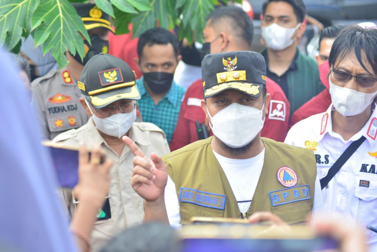 Plt Gubernur Tinajau Lokasi Banjir Di Jeneponto Dan Menyerahkan Bantuan 3,5 Miliar